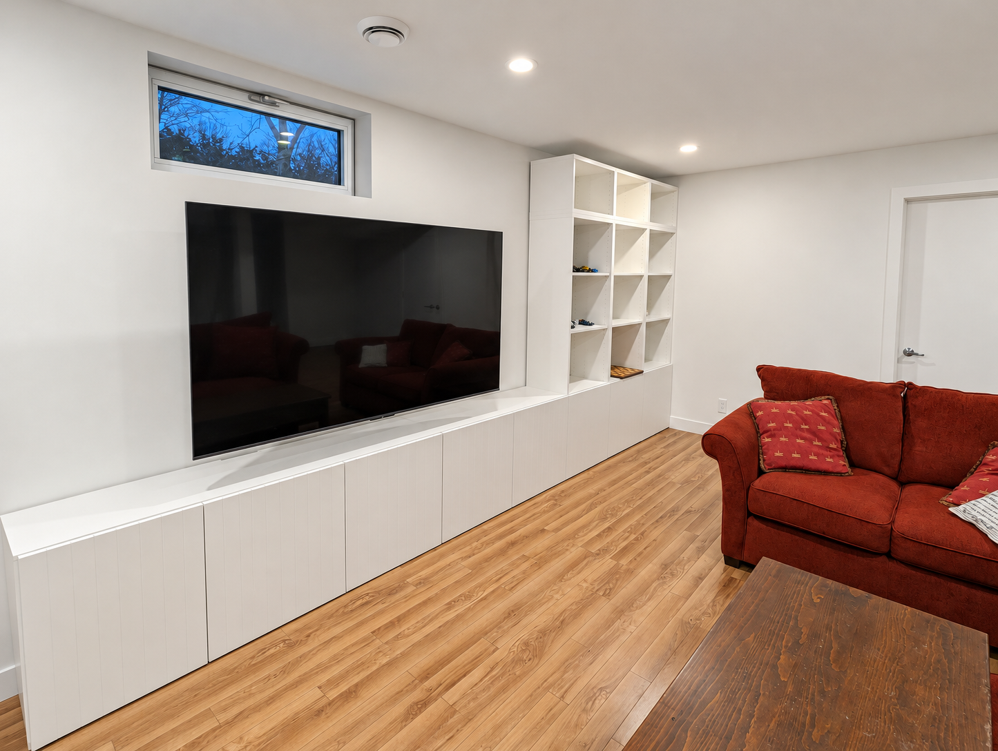 White media wall with built-in storage — Sainte-Julie.