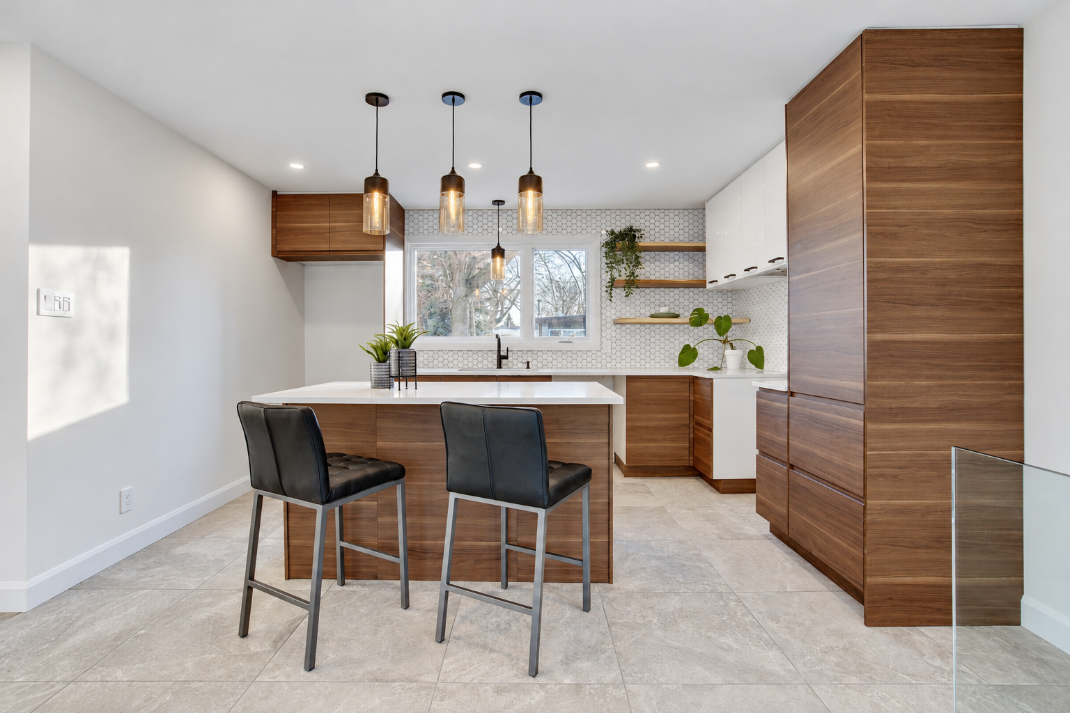 Cuisine terminée avec îlot, armoires blanches et bois — Longueuil.