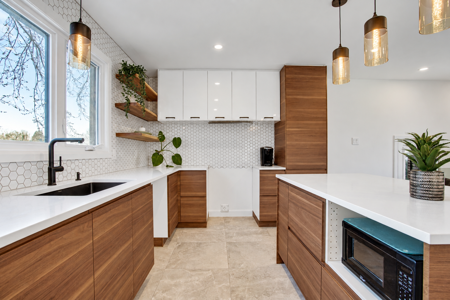 Cuisine après travaux, vue vers la fenêtre — Longueuil.