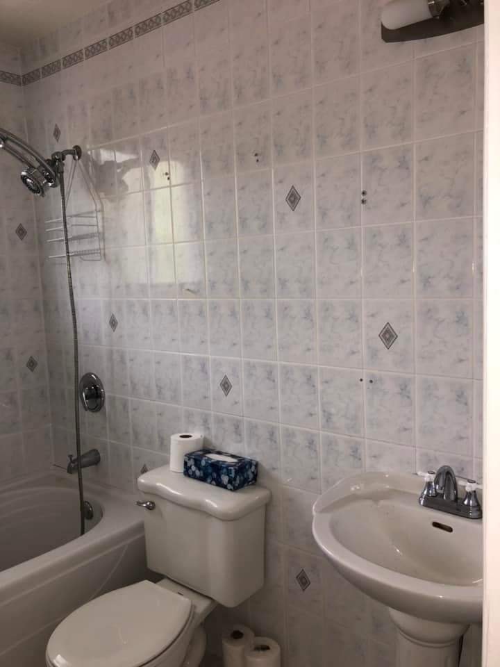 Salle de bain avant travaux — Longueuil.