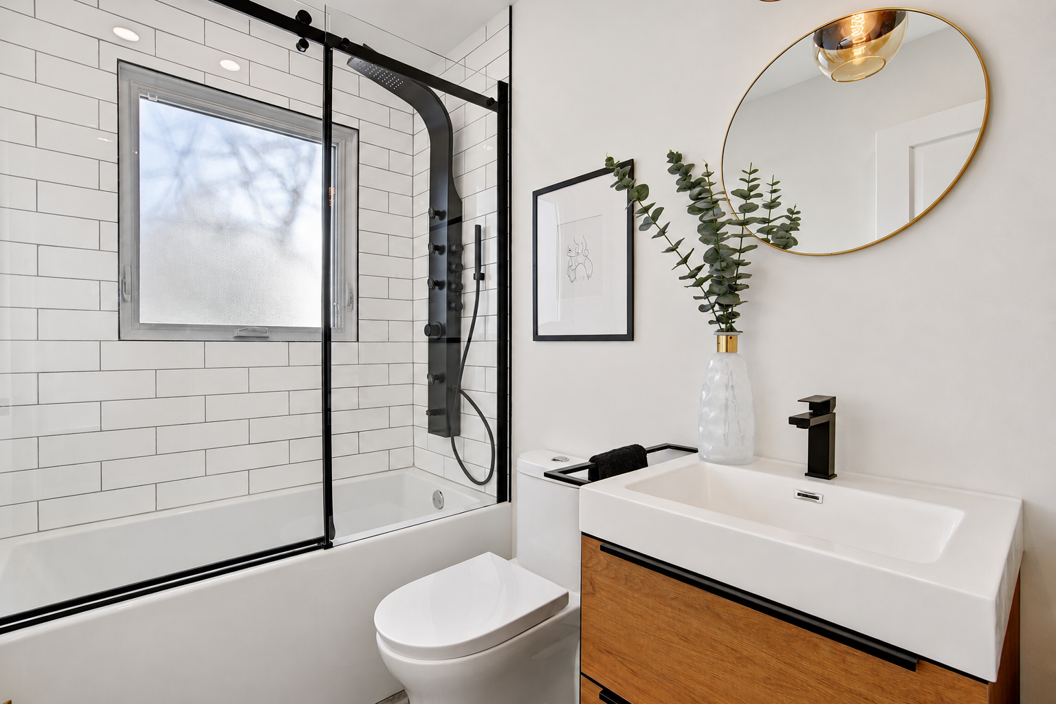 Salle de bain terminée avec paroi de douche vitrée — Longueuil.
