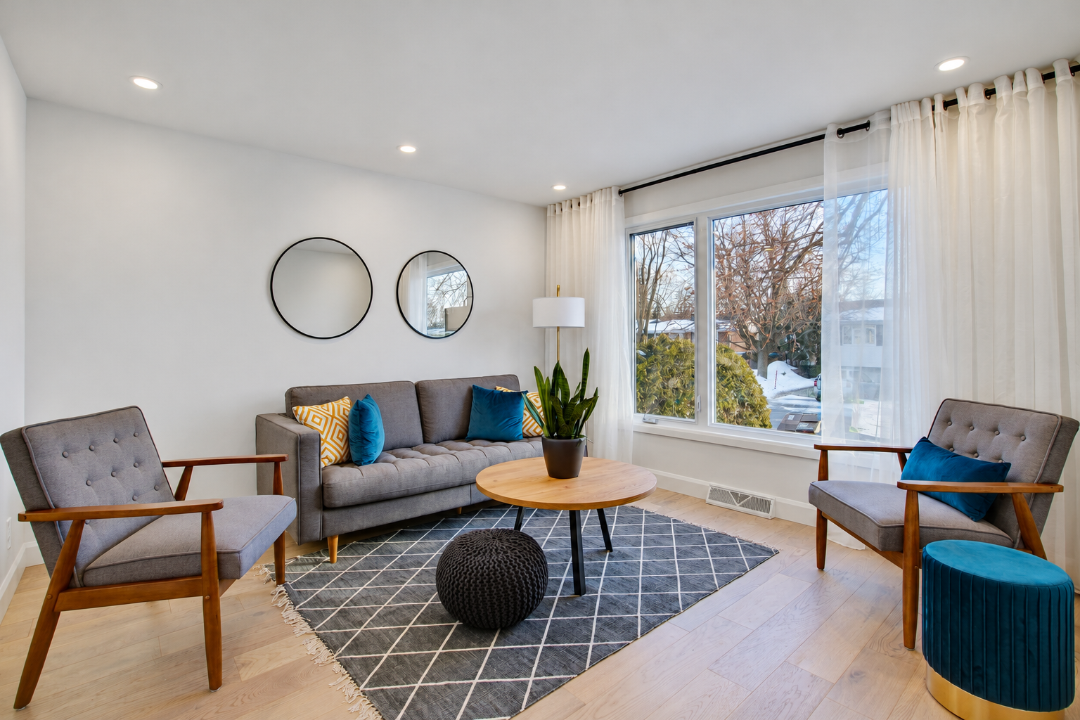 Salon lumineux avec grandes fenêtres — Longueuil.