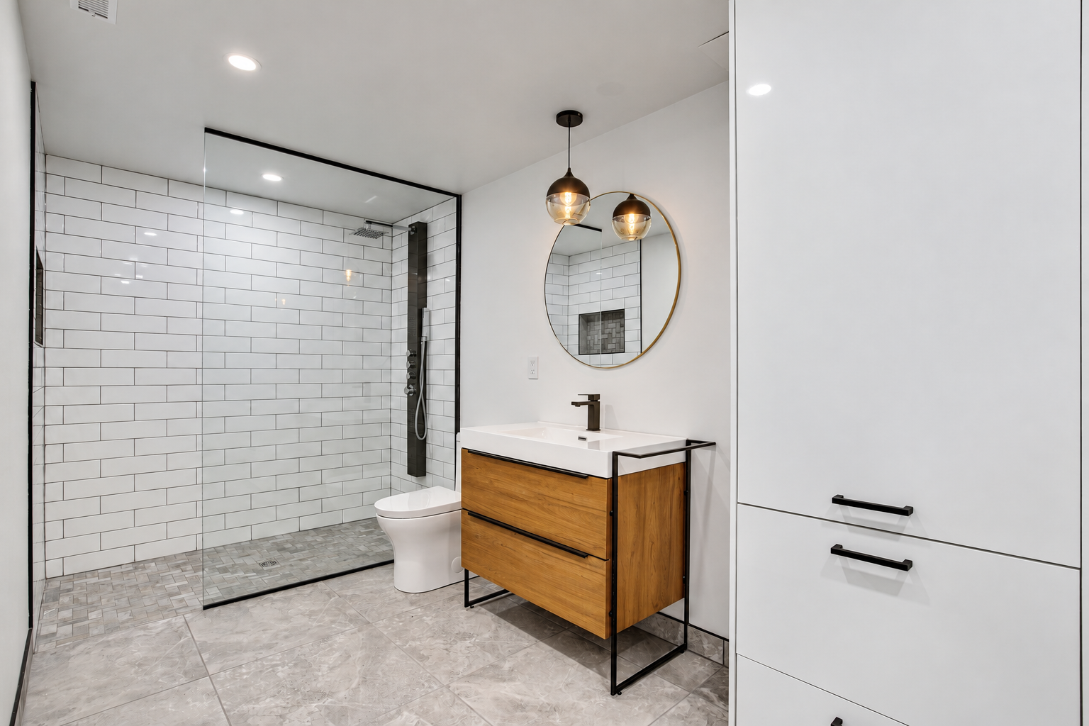 Salle de bain avec meuble-lavabo en bois — Longueuil.