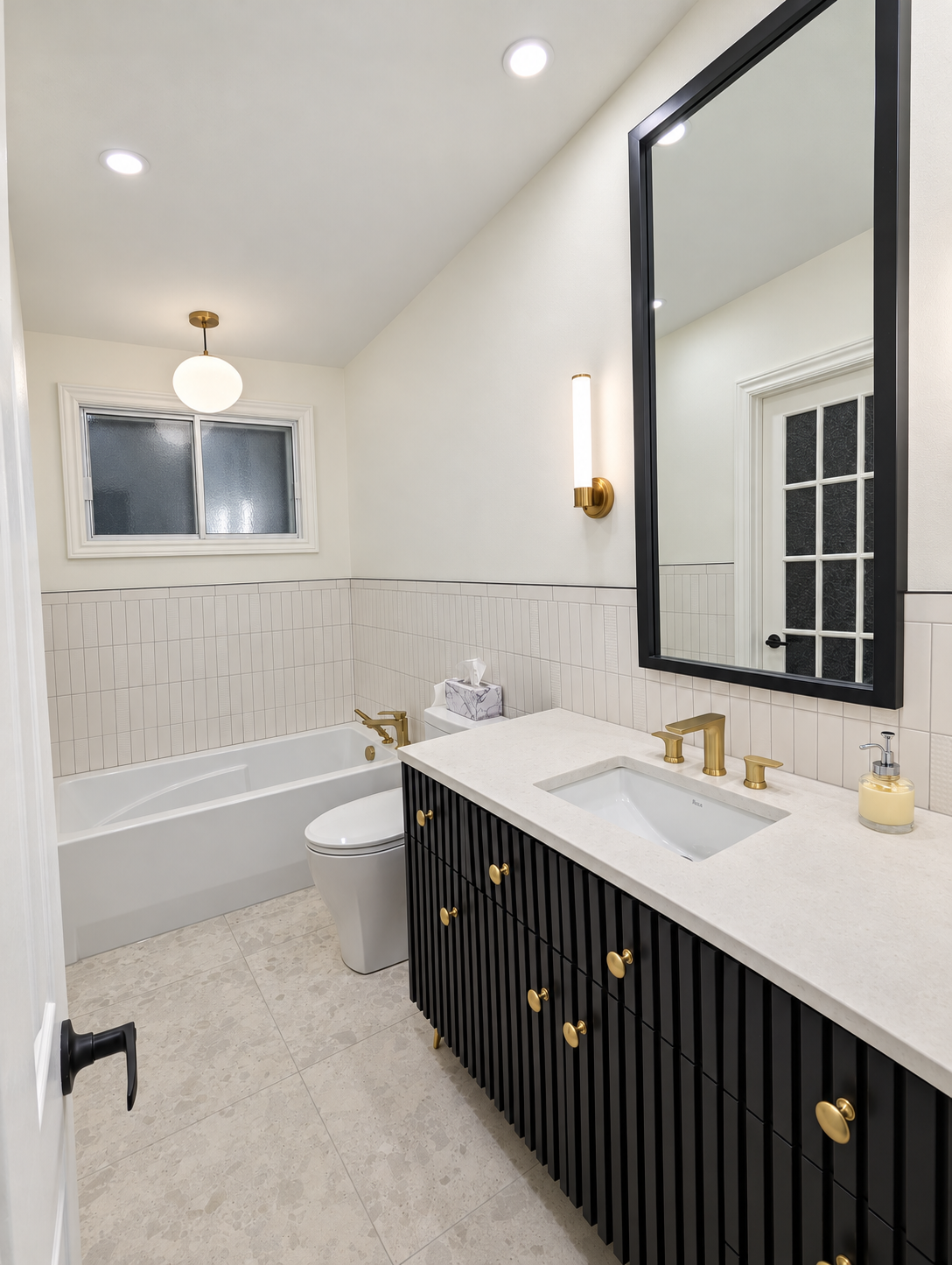 Salle de bain terminée avec meuble-lavabo noir — Saint-Bruno.