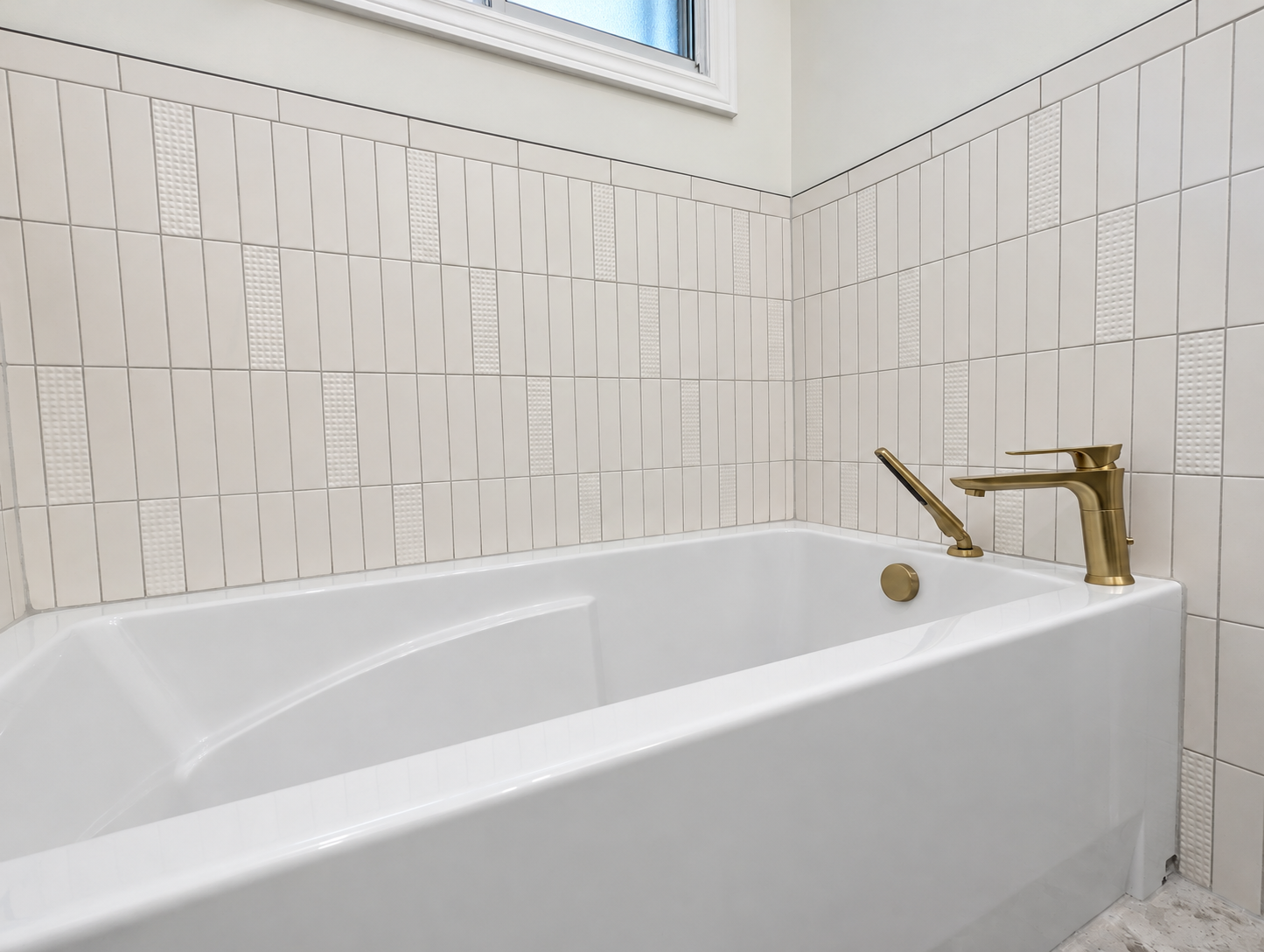 Baignoire et robinetterie de teinte dorée — Saint-Bruno.