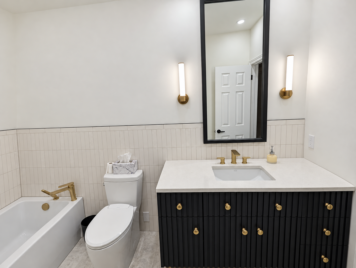Meuble-lavabo noir et grand miroir — Saint-Bruno.