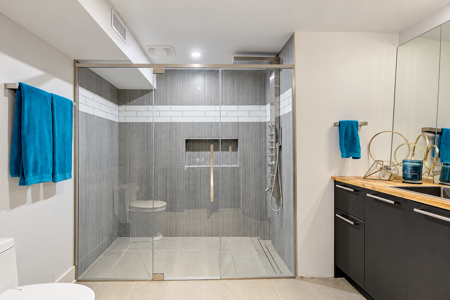 Salle de bain avec douche vitrée — Saint-Bruno.