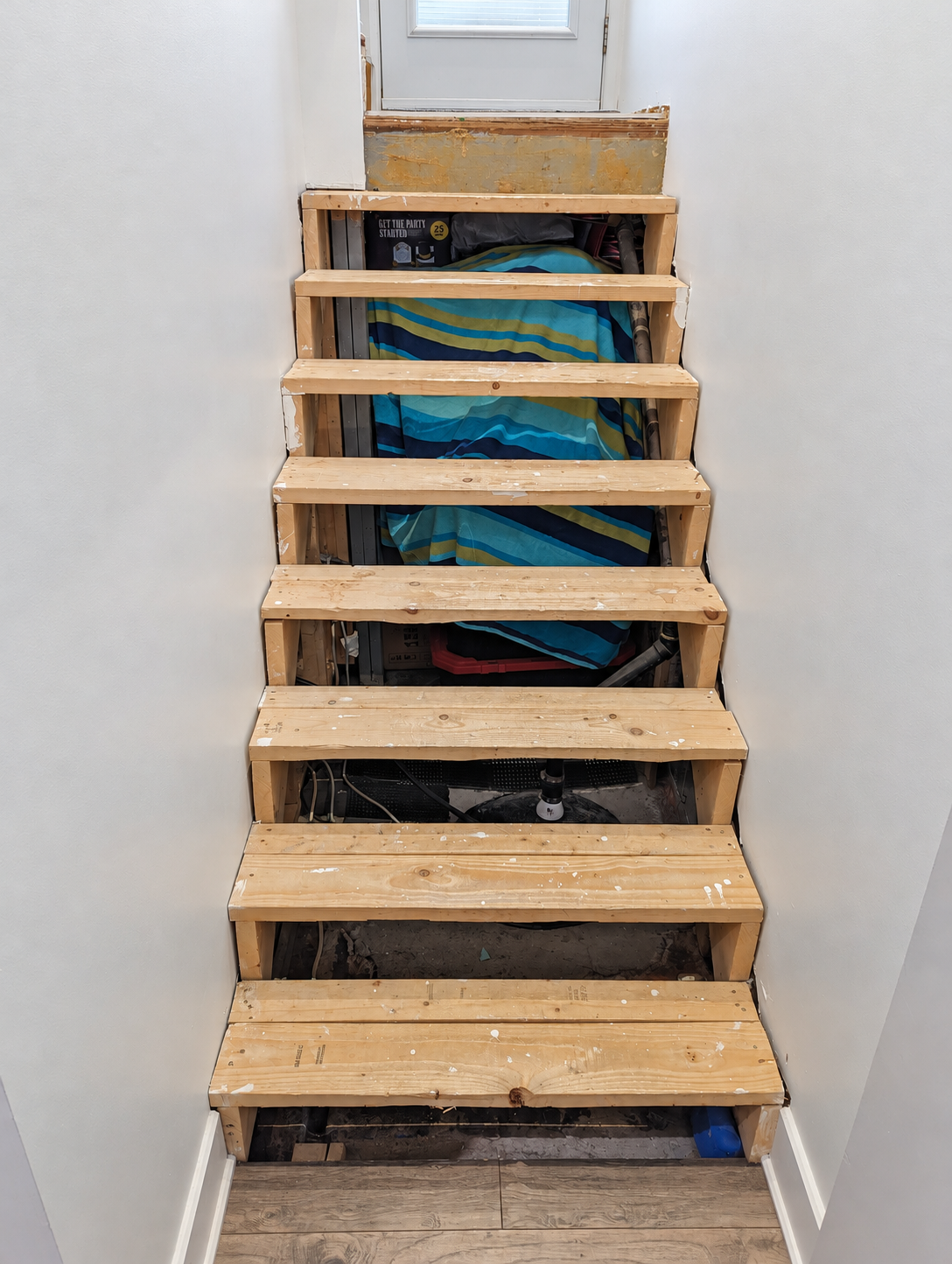 Escalier pendant les travaux, marches brutes — Saint-Bruno.