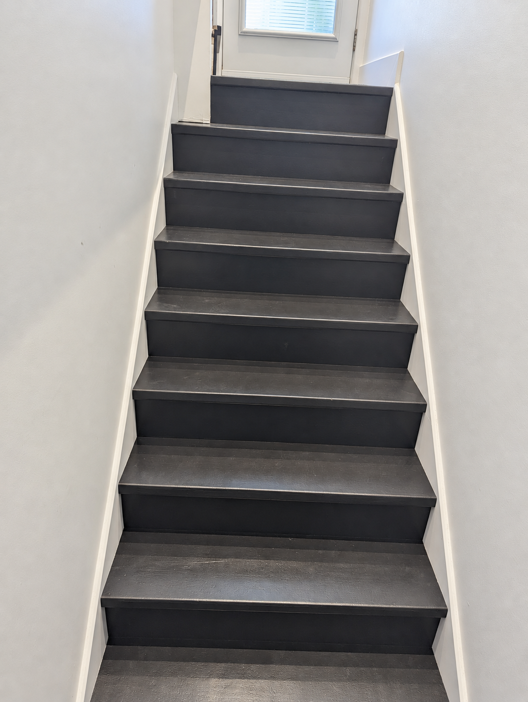 Escalier avec marches foncées après travaux — Saint-Bruno.