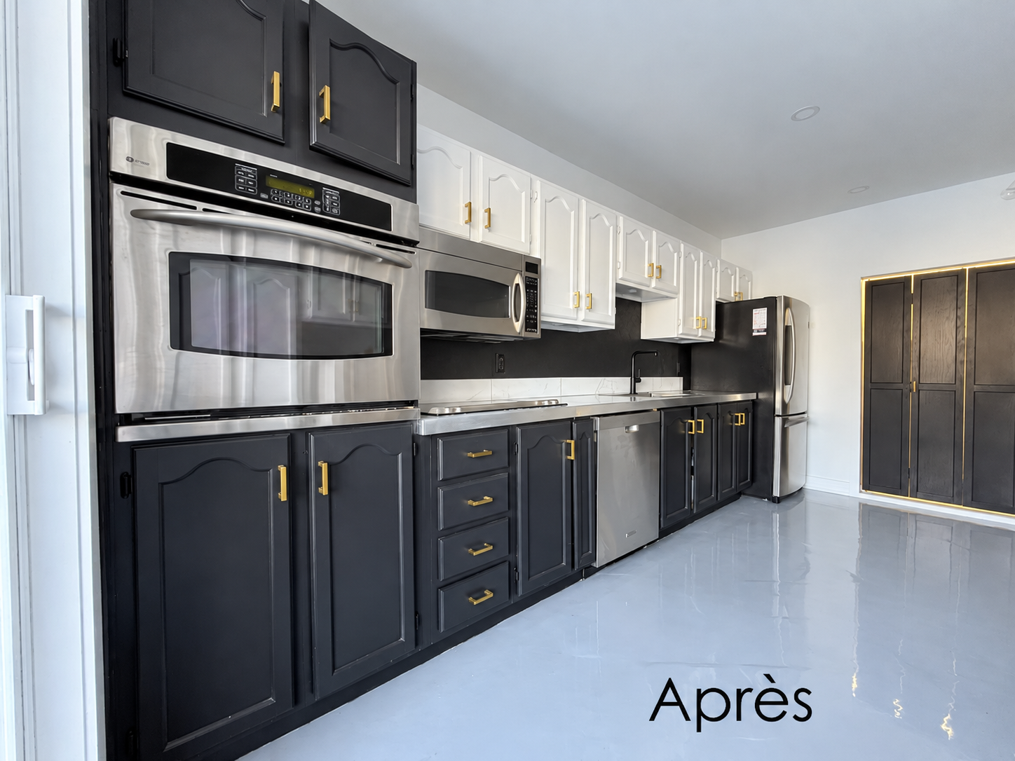 Cuisine après travaux avec armoires blanches et foncées — Montréal.