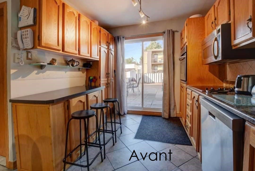 Cuisine avant travaux avec armoires en bois — Montréal.