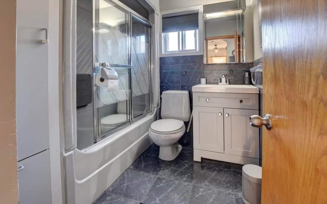 Salle de bain avant travaux — Montréal.