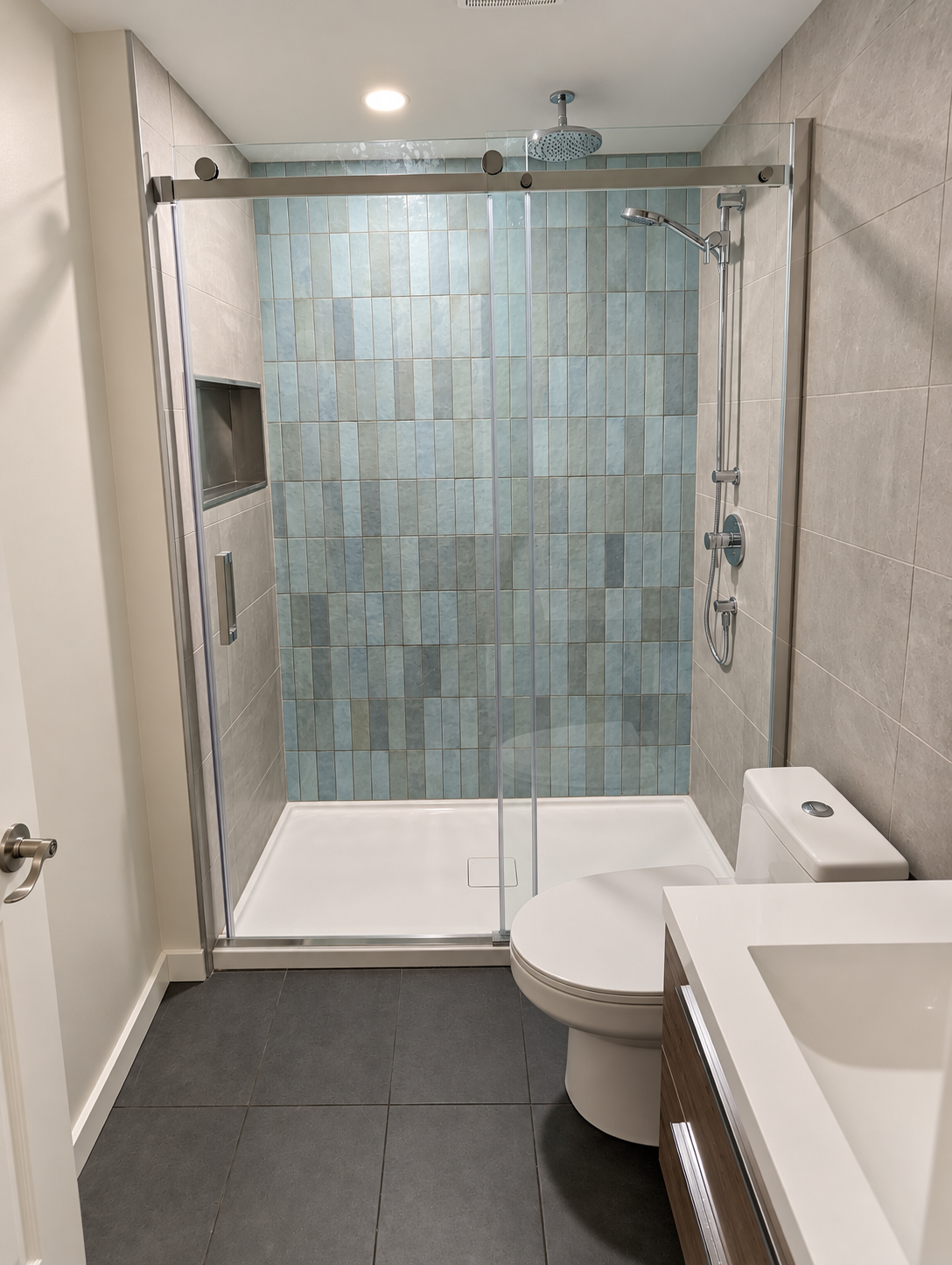 Salle de bain après travaux, douche vitrée et meuble-lavabo — Austin.