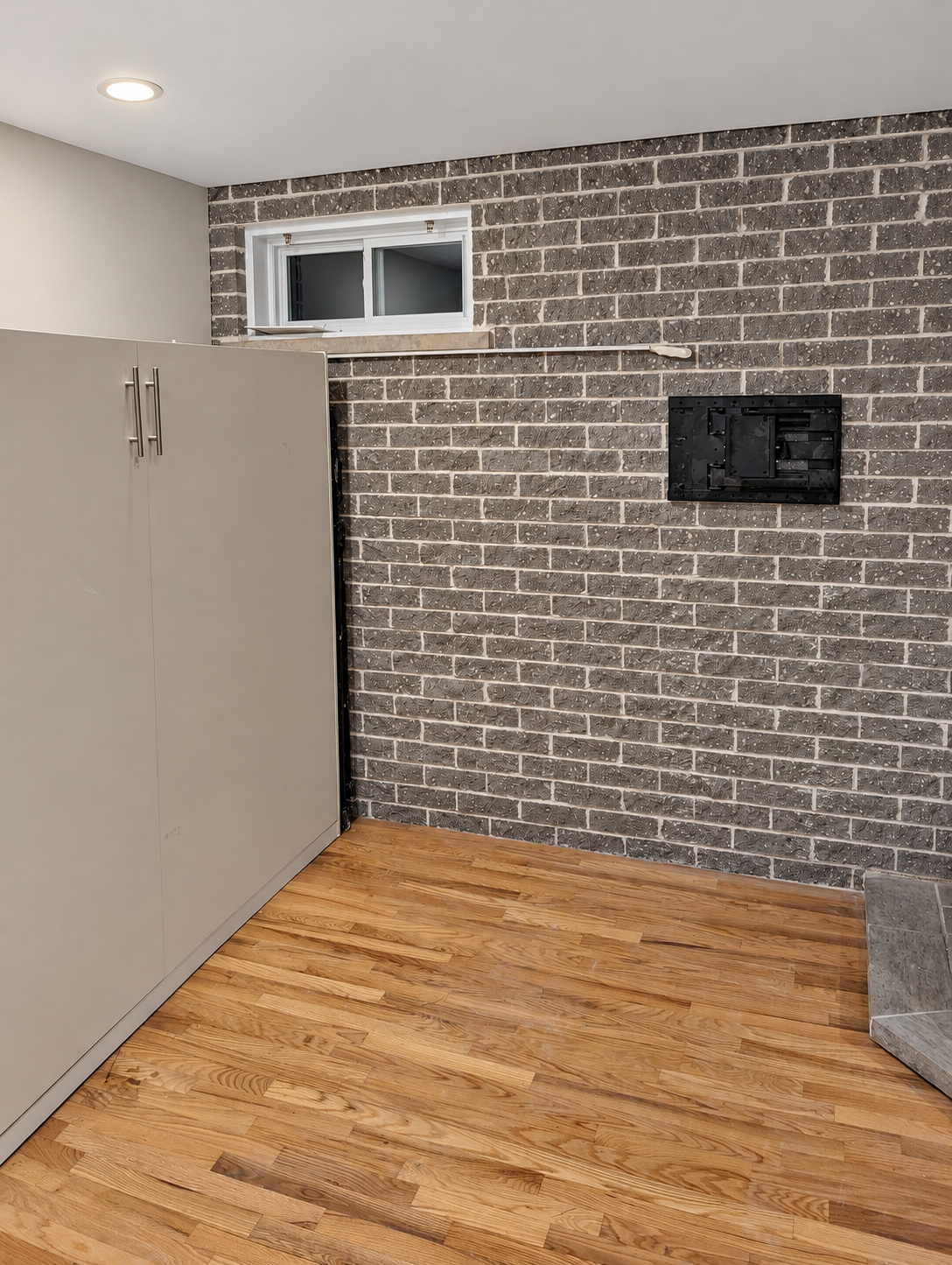 Pièce avec mur de brique et foyer intégré — Austin.