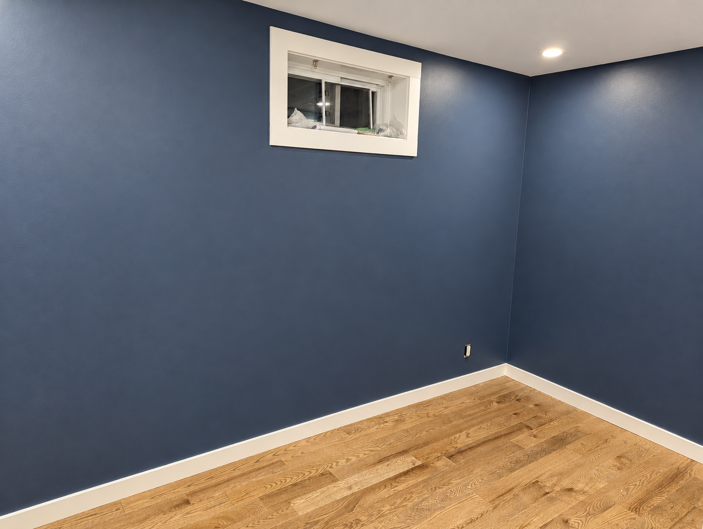 Chambre aux murs bleu foncé et plancher bois — Austin.