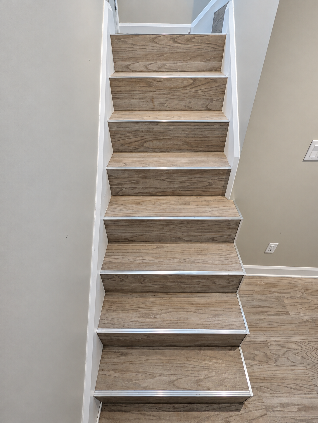 Escalier aux marches contrastées — Saint-Bruno.