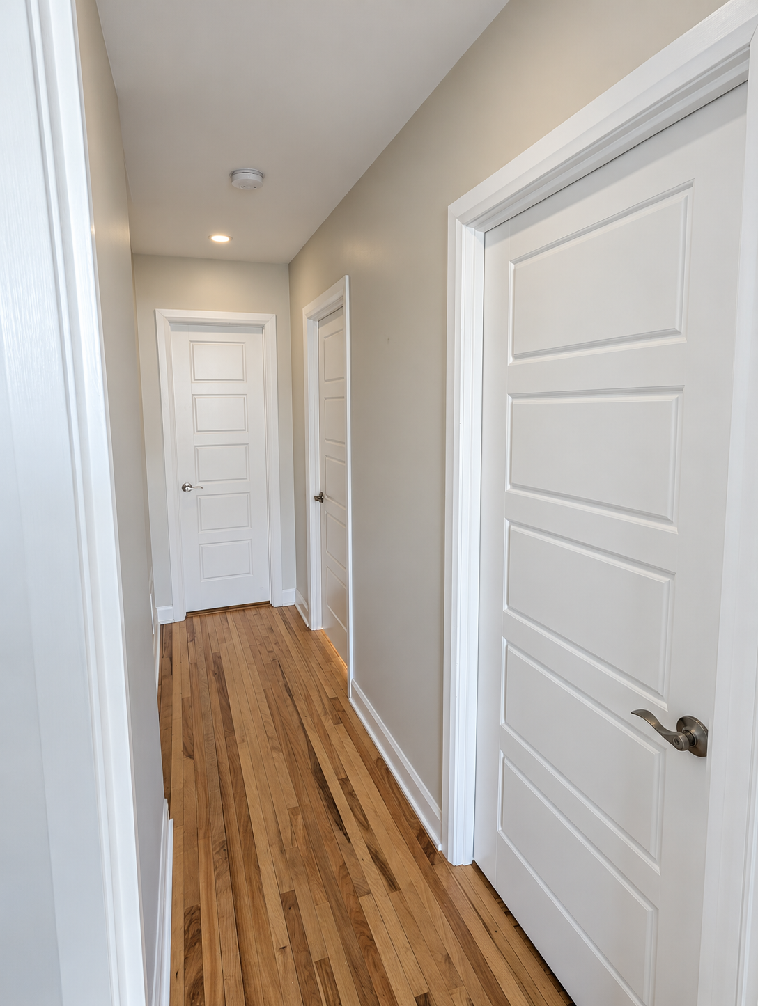 Corridor et portes intérieures — Saint-Bruno.
