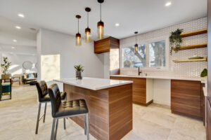 Kitchen remodeling by ImmoZen with marble countertops and wood cabinetry